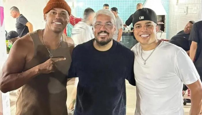 Após São João, Belo joga futebol e canta pagode com amigos em Salvador