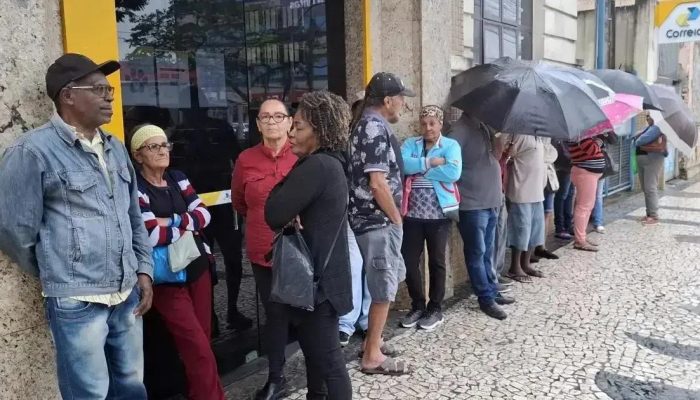 Aposentados buscam devolução de valores nos Correios em Feira de Santana
