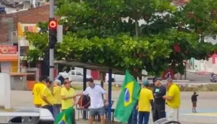 Ato bolsonarista em Itapetinga tem adesão mínima, apenas oito participantes