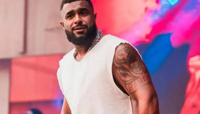 Baco do Exu critica influenciadores em show e menciona Virgínia Fonseca