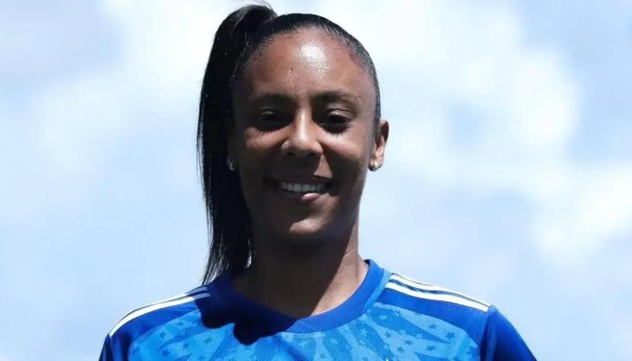 Bahia apresenta Isabela Fernandes como novo reforço na lateral direita