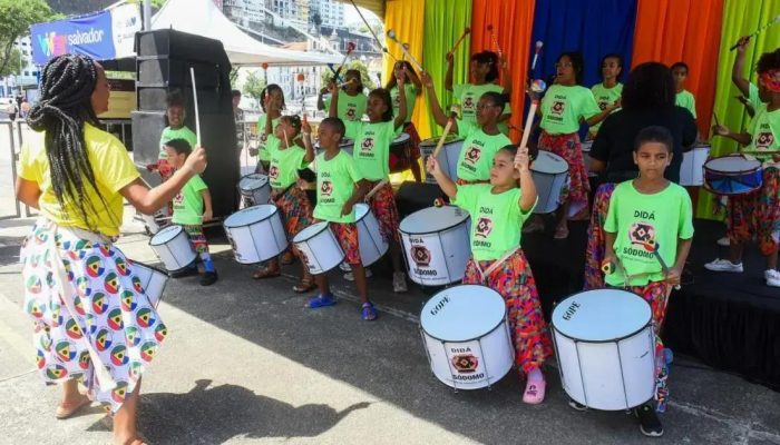 Bairro do Comércio vira parque a céu aberto no Dia das Crianças em Salvador