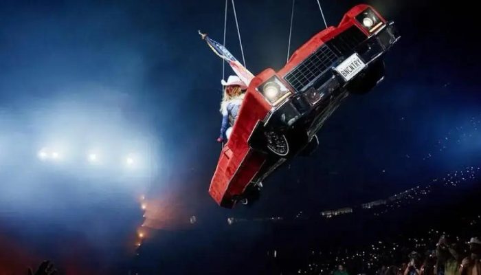 Beyoncé interrompe show após incidente com carro içado sobre o público