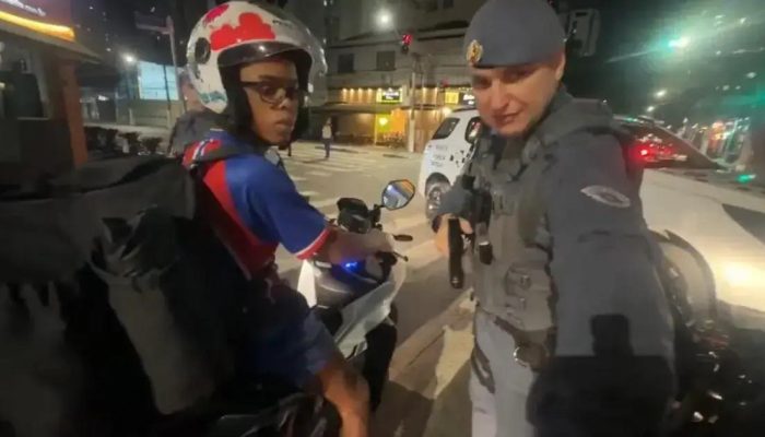 Boca de 09 é abordado pela polícia em São Paulo por pilotar moto sem CNH