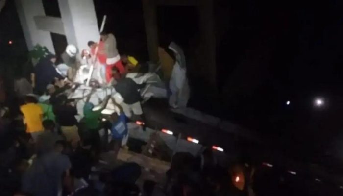 Caminhão cai de ponte na Bahia e motorista fica preso às ferragens