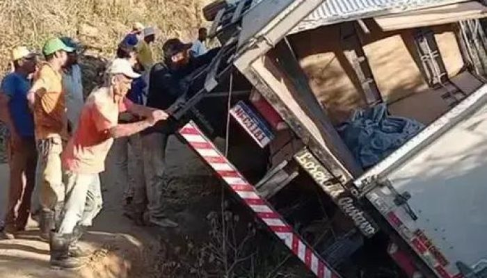 Caminhão cai em cratera na Goia, revelando condições precárias de estrada