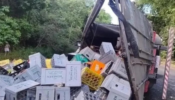 Caminhão de cerveja tomba em acidente entre Catu e São Sebastião do Passé