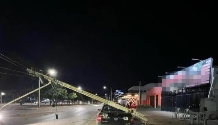 Caminhão derruba três postes e causa interdição em Luís Eduardo Magalhães
