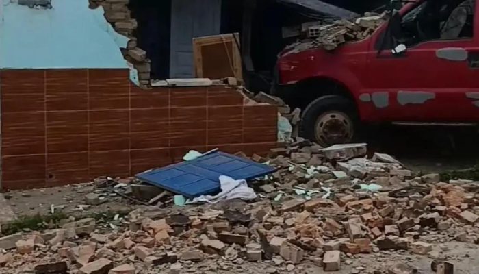 Caminhão desgovernado destrói fachada de residência em Ipiaú, mas ninguém se feriu