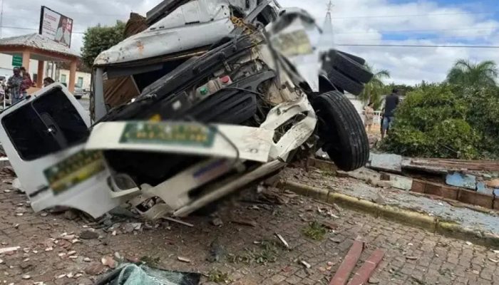 Caminhão desgovernado invade praça em Malhada de Pedras sem feridos graves