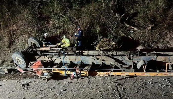 Caminhão-pipa tomba e causa resgate em Barreiras, na Bahia