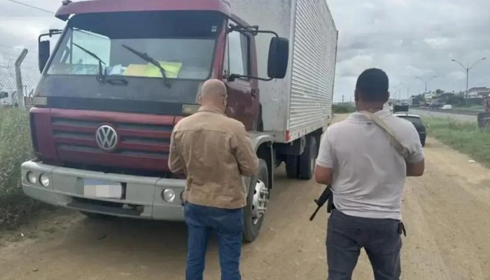 Caminhão roubado em Salvador é recuperado em Feira de Santana