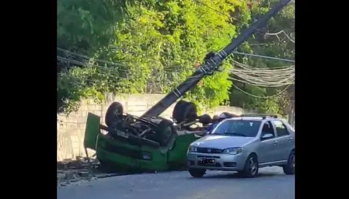 Caminhão tomba e provoca lentidão na ladeira da Xurupita em Porto Seguro