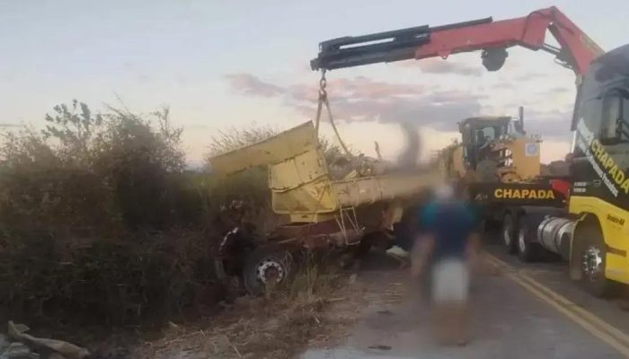 Caminhoneiro morre após tombamento de veículo em Ibipitanga