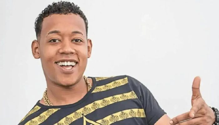 Cantor 7Kssio se envolve em acidente e sofre ferimentos graves