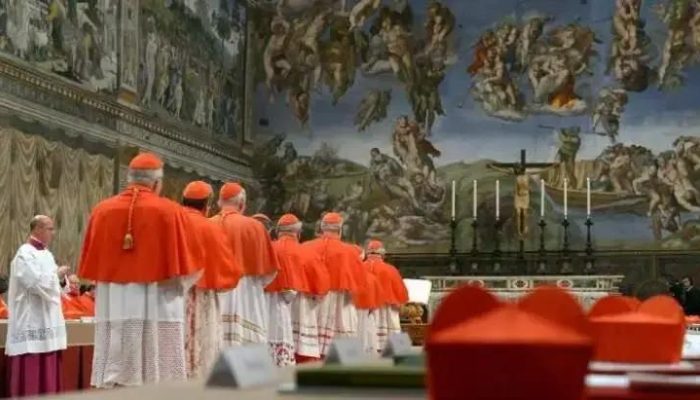 Capela Sistina se prepara para o Conclave em busca de novo Papa