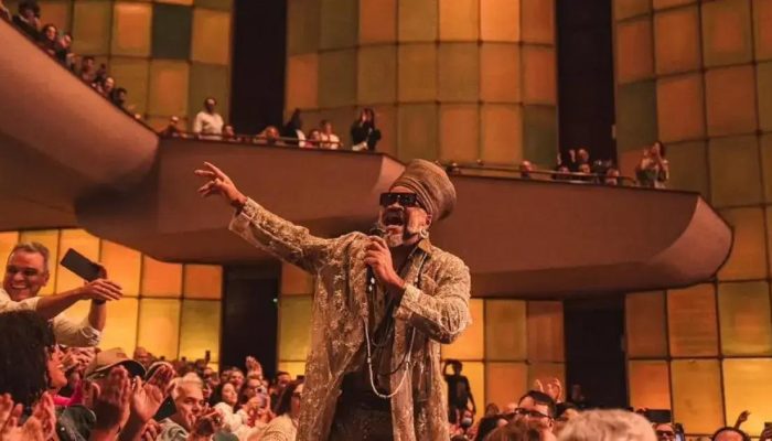 Carlinhos Brown e a nova geração da música: reflexões sobre riscos e likes