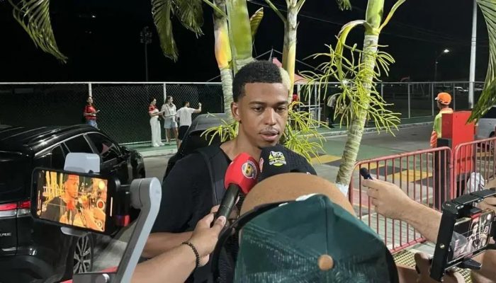 Carlinhos comemora gol, mas Vitórias fica com empate contra o Grêmio