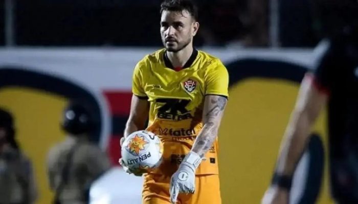 Carpini anuncia saída de Gabriel e reforços para o Vitória até julho