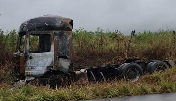 Carreta carbonizada é encontrada na estrada de Potiraguá