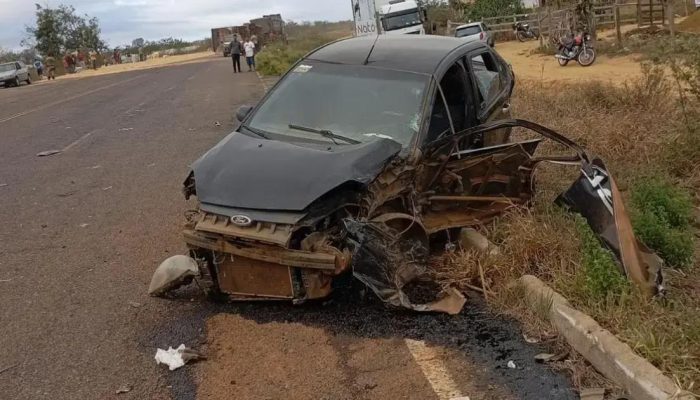 Carreta com soja tomba na BA-026 após colidir com carro entre Maracás e Planaltino