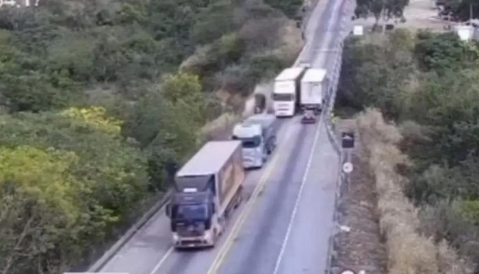 Carreta desgovernada provoca acidente com feridos na BR-116