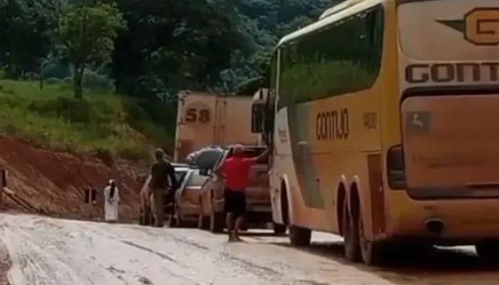 Carreta tomba e causa congestionamento no desvio da BR-101