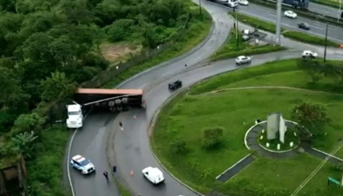 Carreta tomba na BR-324 e causa interdição na via de Valéria