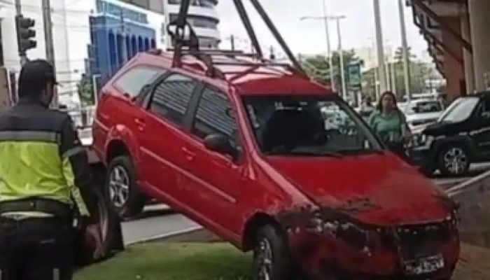 Carro cai em vala após motorista perder controle na Avenida ACM em Salvador