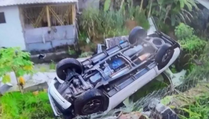 Carro capota e cai em barranco na Avenida Luís Eduardo Magalhães