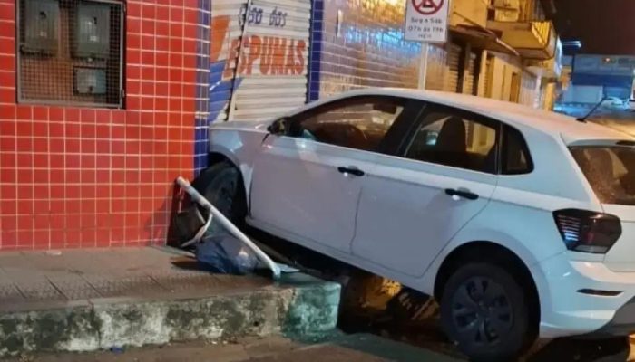 Carro colide com portão de loja em Santo Antônio de Jesus