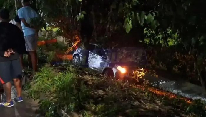 Carro colide com poste na Avenida 29 de Março em Salvador durante chuva