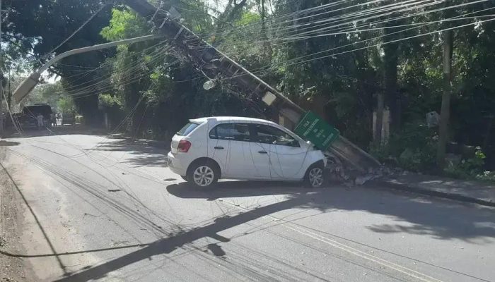 Carro colide em poste e bloqueia a estrada da balsa em Arraial Dajuda