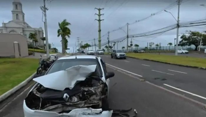 Carro colide em poste na Avenida Paralela em Salvador