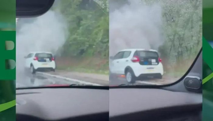 Carro pega fogo em frente ao Hospital Aeroporto sem causar feridos