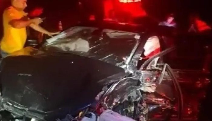 Casal escapa ileso após grave acidente com carretas na BR-324