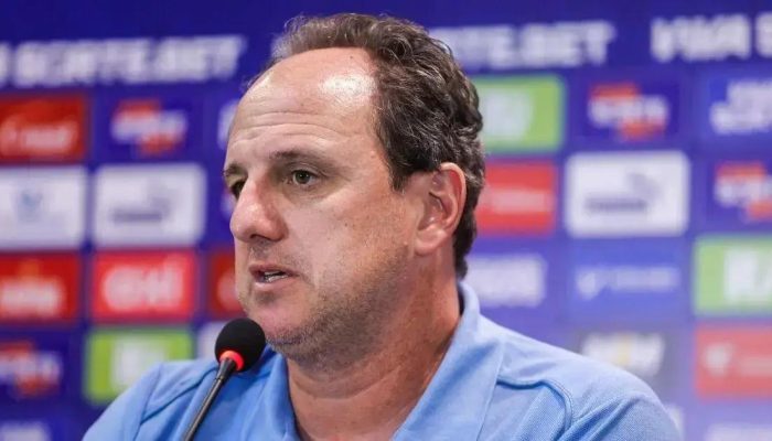 Ceni exalta atuação de Ronaldo e força mental após vitória sobre o Corinthians