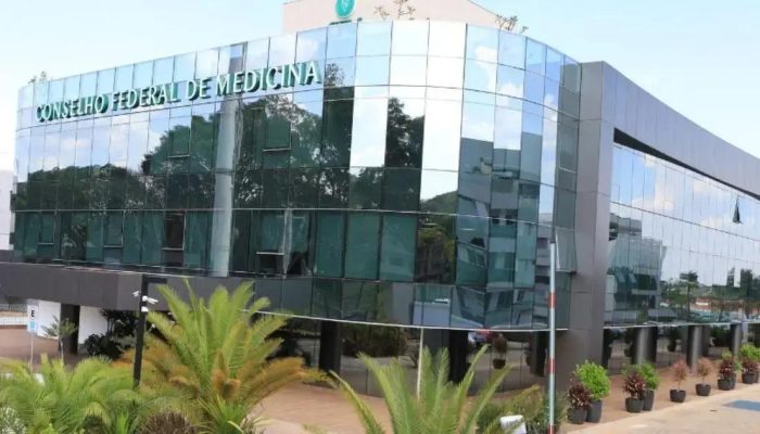 CFM lança robô com IA para combater falsos especialistas médicos nas redes