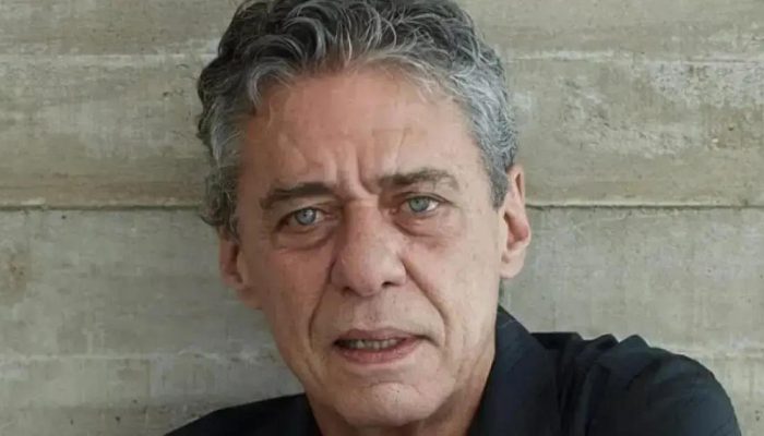 Chico Buarque recebe alta após cirurgia no crânio; artista já está em casa