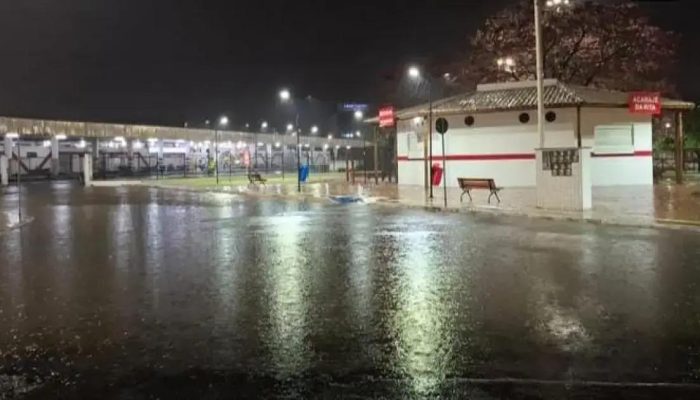 Chuva intensa provoca alagamentos em bairros de Jequié após frente fria