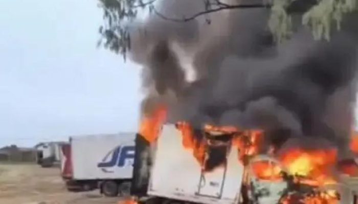 Cinco caminhões da JBS pegam fogo em Itapetinga no sudoeste baiano