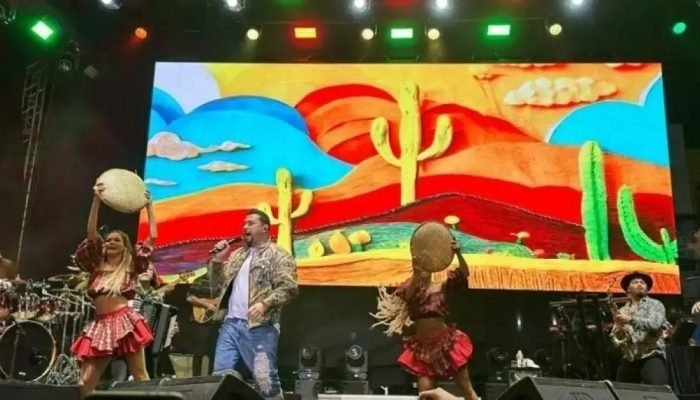 Clima de festa na Praça da Bandeira com Xand Avião em Jequié