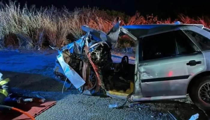 Colisão entre carro e carreta deixa dois feridos em Jaguaquara