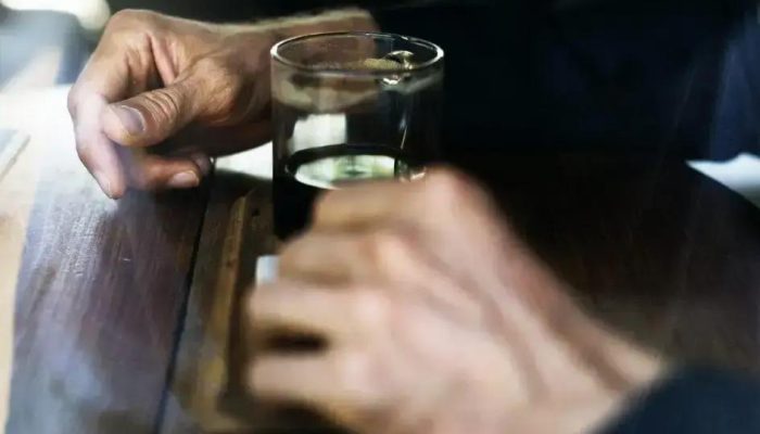 Como o alcoolismo pode garantir benefícios do INSS para os trabalhadores