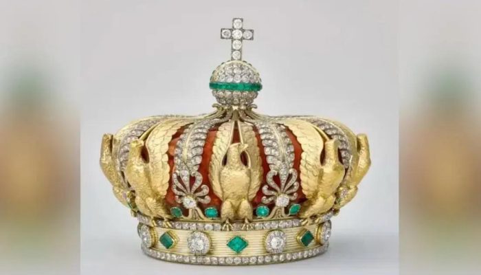 Coroa imperial roubada do Louvre é encontrada danificada em rua próxima ao museu