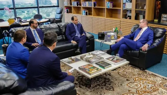 Cristiano Zanin e Beto Simonetti debatem uso de celulares no STF