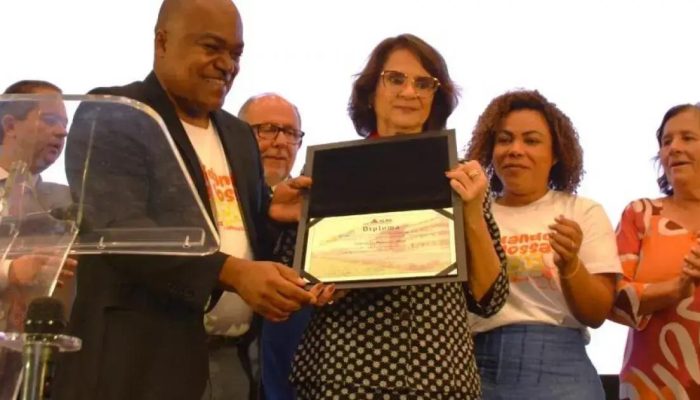 Damares Alves recebe Comenda Dois de Julho da AL-BA em homenagem especial