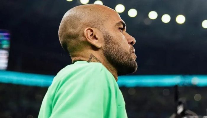 Daniel Alves sugere retorno ao futebol em meio a processos judiciais