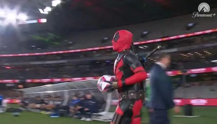 Deadpool entrega bola de jogo em amistoso do Wrexham na Austrália