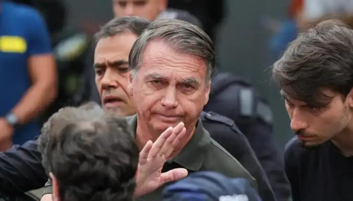 Defesa de Bolsonaro solicita visita médica após agravamento de soluços